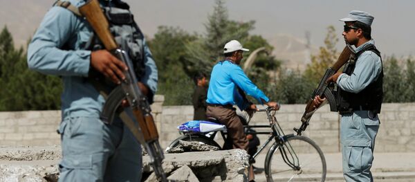 Afghan policemen stand guard at a checkpoint near the site of kidnapping in Kabul - Sputnik Mundo
