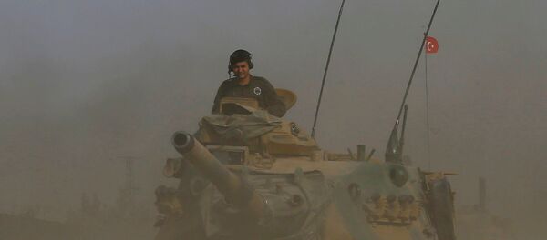 A Turkish army tank drives towards to the border in Karkamis on the Turkish-Syrian border in the southeastern Gaziantep province A Turkish army tank drives towards to the border in Karkamis on the Turkish-Syrian border in the southeastern Gaziantep province - Sputnik Mundo