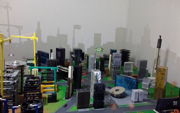 La maqueta creada por Rafael dos Santos Silva con basura electrónica - Sputnik Mundo