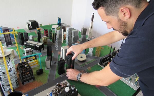 Rafael dos Santos Silva trabajando en su maqueta - Sputnik Mundo