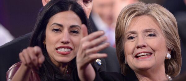 Huma Abedin and Hillary Clinton - Sputnik Mundo
