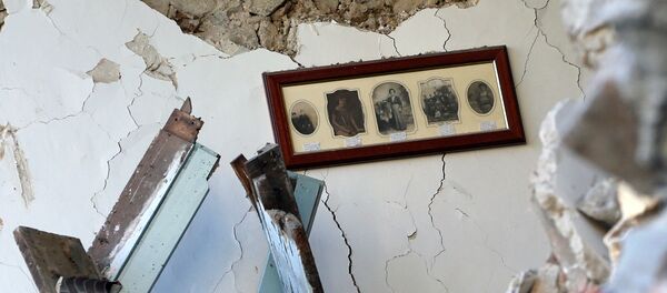 La pared interior de la casa destruida por terremoto en Amatrice, Italia - Sputnik Mundo