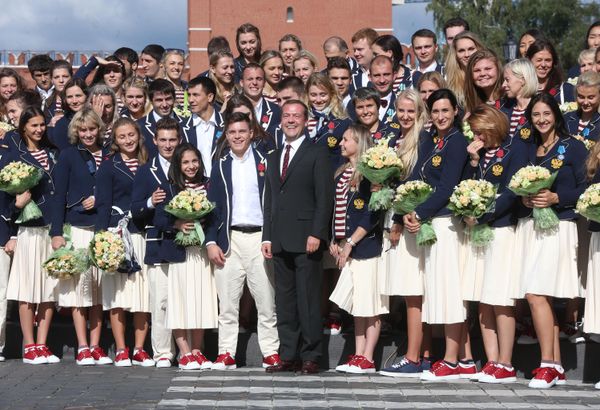Flores y automóviles: fiesta para agasajar a los deportistas olímpicos rusos - Sputnik Mundo