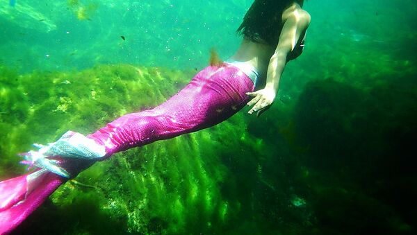 Las 'piernas de sirena' invaden las redes sociales - Sputnik Mundo