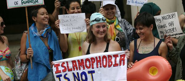 Británicas protestan ante la Embajada de Francia por el veto al burkini - Sputnik Mundo