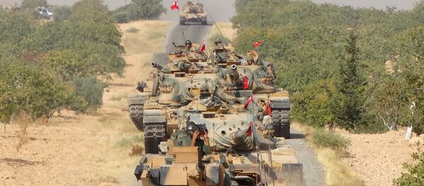 Turkish army tanks make their way towards the Syrian border town of Jarablus, Syria August 24, 2016 - Sputnik Mundo