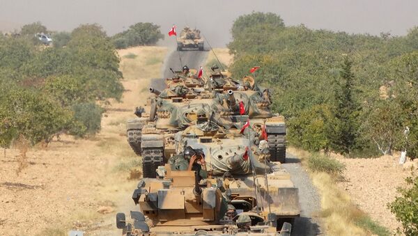 Turkish army tanks make their way towards the Syrian border town of Jarablus, Syria August 24, 2016 - Sputnik Mundo