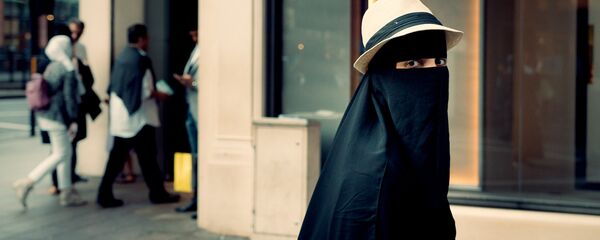 Una mujer en niqab - Sputnik Mundo