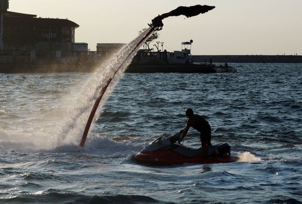 Regreso al futuro: se celebra en Crimea el Campeonato ruso de Flyboard - Sputnik Mundo