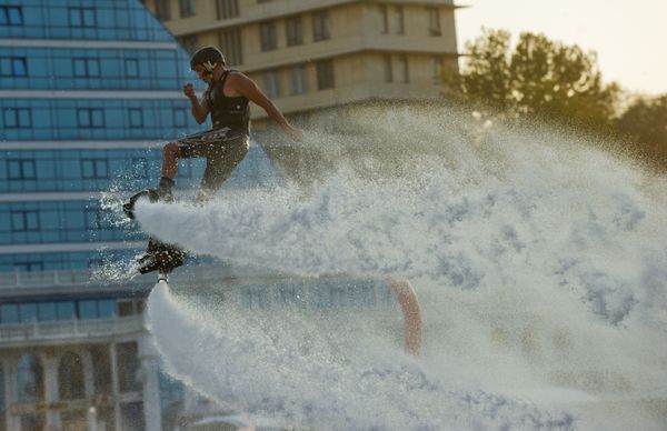 Regreso al futuro: se celebra en Crimea el Campeonato ruso de Flyboard - Sputnik Mundo