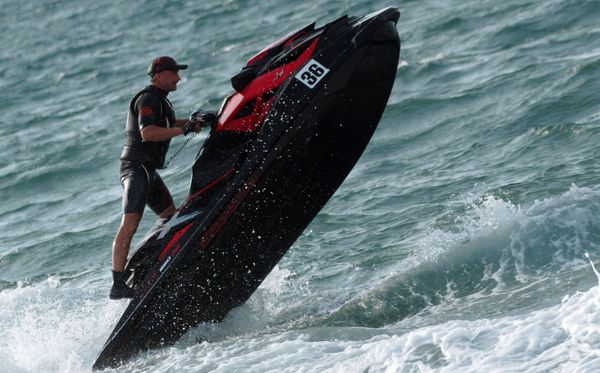 Regreso al futuro: se celebra en Crimea el Campeonato ruso de Flyboard - Sputnik Mundo