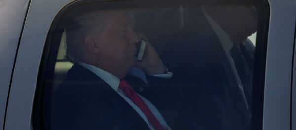 Donald Trump, el candidato republicano, hablando por el móvil - Sputnik Mundo