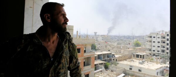 El soldato del ejército sirio en Daraya, Siria - Sputnik Mundo