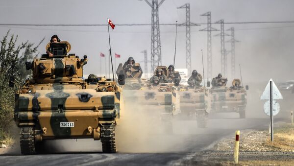 This picture taken around 5 kilometres west from the Turkish Syrian border city of Karkamis in the southern region of Gaziantep, on August 25, 2016 shows Turkish Army tanks driving to the Syrian Turkish border town of Jarabulus. - Sputnik Mundo