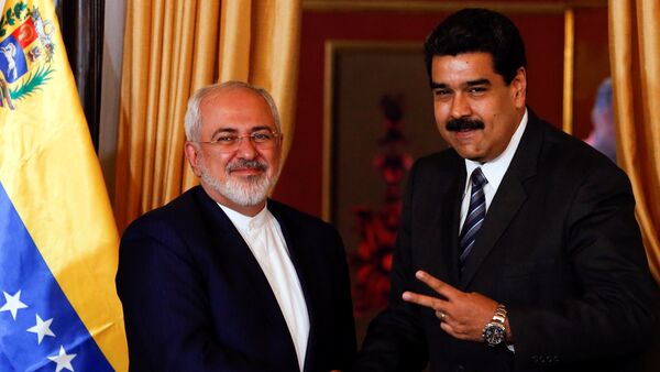 Venezuela's President Nicolas Maduro (R) and Iranian Foreign Minister Mohammad Javad Zarif shake hands during their meeting in Caracas, Venezuela August 27, 2016. - Sputnik Mundo