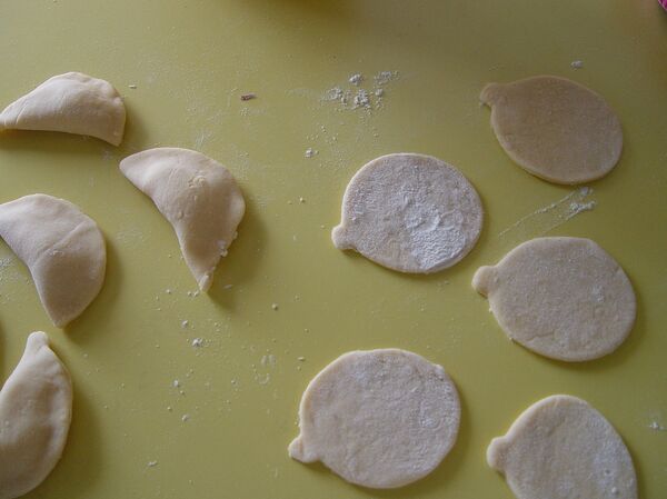 Con ayuda de un vaso, corta círculos de unos 7 u 8 centímetros de diámetro - Sputnik Mundo