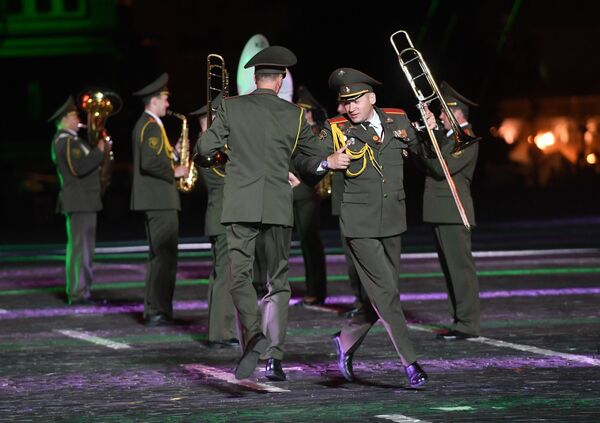 Los militares de Bielorusia en la apertura del festival internacional de música Spasskaya Bashnia en Moscú - Sputnik Mundo