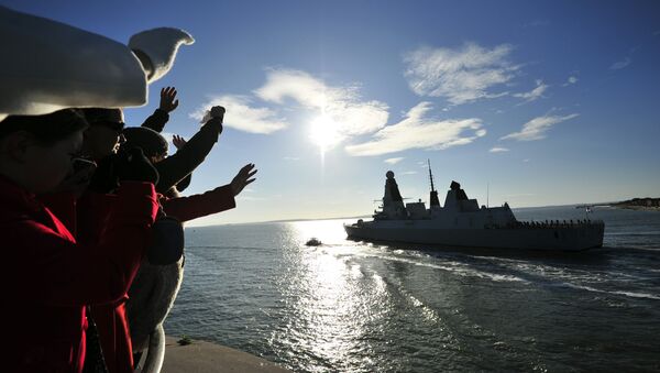 People watch and wave as the new British Royal Navy destroyer HMS Daring, the first of the Royal Navy's new Type 45 destroyers - Sputnik Mundo