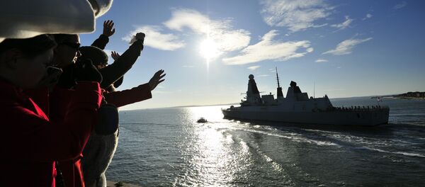 People watch and wave as the new British Royal Navy destroyer HMS Daring, the first of the Royal Navy's new Type 45 destroyers - Sputnik Mundo