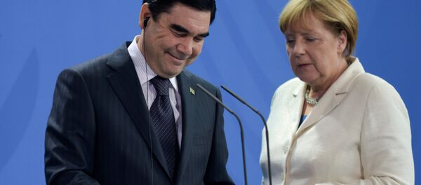 El presidente de Turkmenistán, Gurbanguli Berdimujamedov y la canciller de Alemania, Angela Merkel - Sputnik Mundo