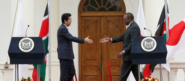 Shinzo Abe, primer ministro de Japón, y Uhuru Kenyatta, presidente de Kenia, en la conferencia de TICAD en Nairobi - Sputnik Mundo