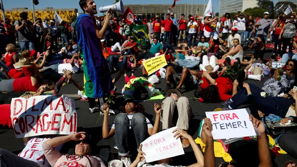 Los manifestantes enfrente del Senado, Río de Janeiro - Sputnik Mundo