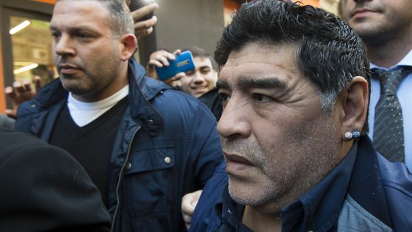 Argentine former football player Diego Armando Maradona (C) arrives to the Argentine Football Association (AFA) headquarters in Buenos Aires, on July 06, 2016. Argentine former football player Diego Armando Maradona (C) arrives to the Argentine Football Association (AFA) headquarters in Buenos Aires, on July 06, 2016. - Sputnik Mundo
