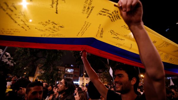 La gente celebrando la paz - Sputnik Mundo