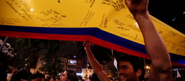 La gente celebrando la paz - Sputnik Mundo