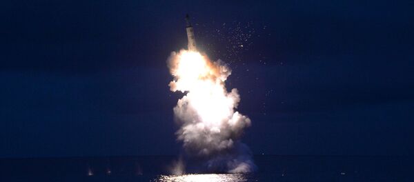 Lanzamiento de un misil balístico por Pyongyang (archivo) - Sputnik Mundo