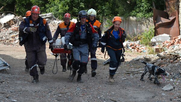 Los rescatistas rusos durante ejercicios - Sputnik Mundo
