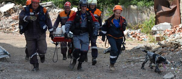 Los rescatistas rusos durante ejercicios Los rescatistas rusos durante ejercicios - Sputnik Mundo