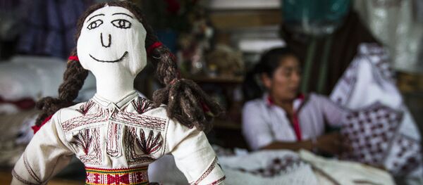 La muñeca en la camiseta bordada, Tlahuitoltepec, México - Sputnik Mundo