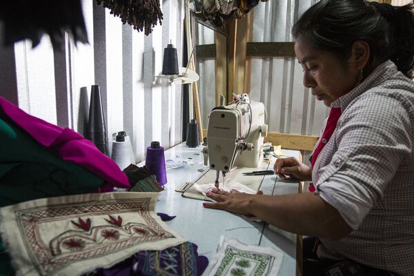 La mujer de Santa María Tlahuitoltepec bordando  - Sputnik Mundo