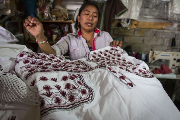 La blusa con bordado de Tlahuiltolpetec, México - Sputnik Mundo