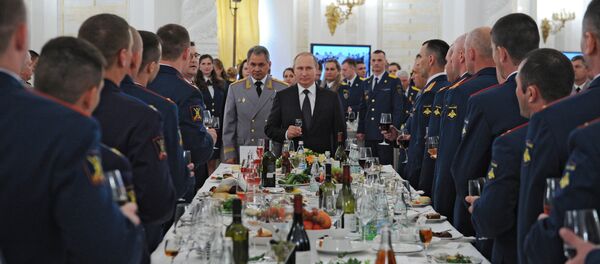 Russian President Vladimir Putin hosts reception in honor of military academy graduates - Sputnik Mundo