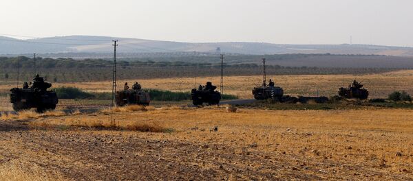 Los vehículos blindados turcos en la frontera con Siria - Sputnik Mundo