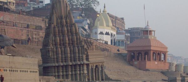 Un templo en la orilla del río Ganges - Sputnik Mundo