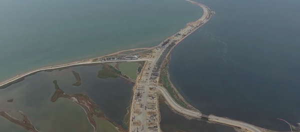 La construcción del puente de Crimea, captada en imágenes por un dron - Sputnik Mundo