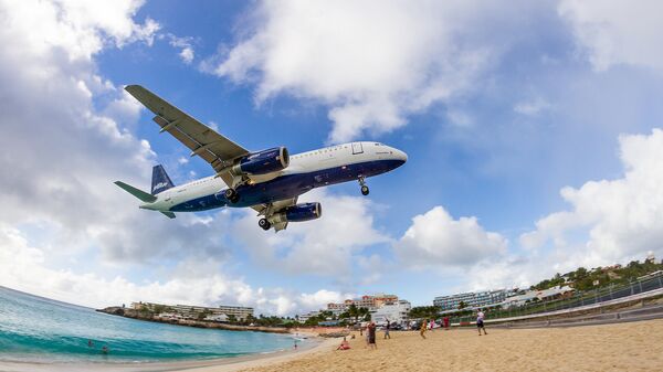 Jet Blue landing at St Martin Airport - Sputnik Mundo