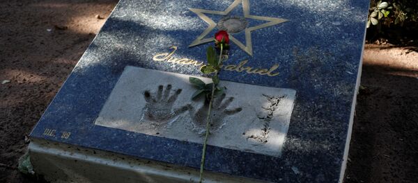 Las huellas de las manos de Juan Gabriel en la placa cerca de su casa en Ciudad Juarez, México - Sputnik Mundo