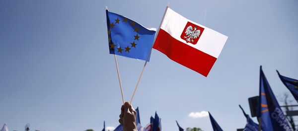 Banderas de la UE y Polonia - Sputnik Mundo
