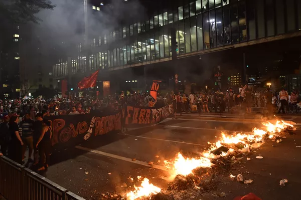 Manifestantes protestan contra la destitución de Dilma Rousseff en Brasil Manifestantes protestan contra la destitución de Dilma Rousseff en Brasil - Sputnik Mundo