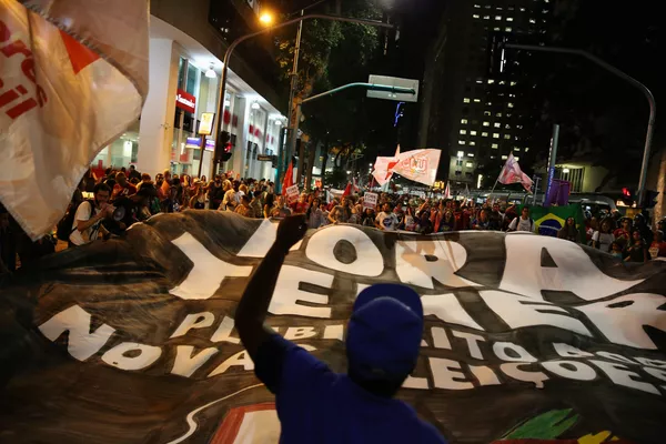 Manifestantes protestan contra la destitución de Dilma Rousseff en Brasil Manifestantes protestan contra la destitución de Dilma Rousseff en Brasil - Sputnik Mundo