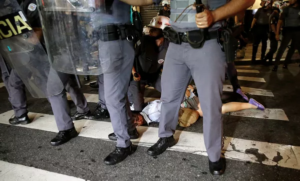 Manifestantes protestan contra la destitución de Dilma Rousseff en Brasil Manifestantes protestan contra la destitución de Dilma Rousseff en Brasil - Sputnik Mundo