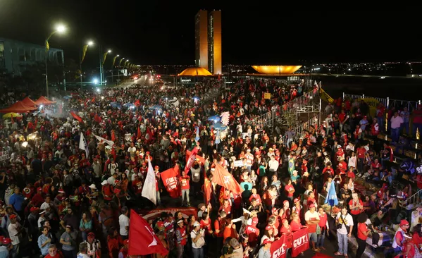 Manifestantes protestan contra la destitución de Dilma Rousseff en Brasil Manifestantes protestan contra la destitución de Dilma Rousseff en Brasil - Sputnik Mundo