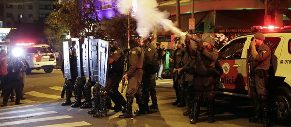 Manifestantes protestan contra la destitución de Dilma Rousseff en Brasil - Sputnik Mundo