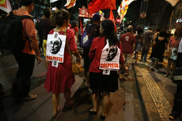 Manifestantes protestan contra la destitución de Dilma Rousseff en Brasil Manifestantes protestan contra la destitución de Dilma Rousseff en Brasil - Sputnik Mundo