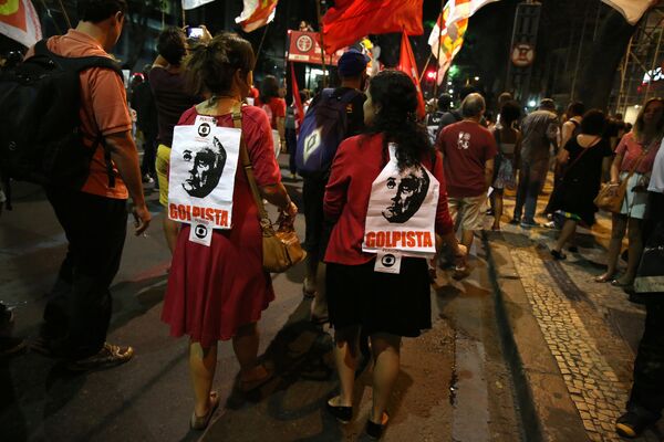 Manifestantes protestan contra la destitución de Dilma Rousseff en Brasil - Sputnik Mundo