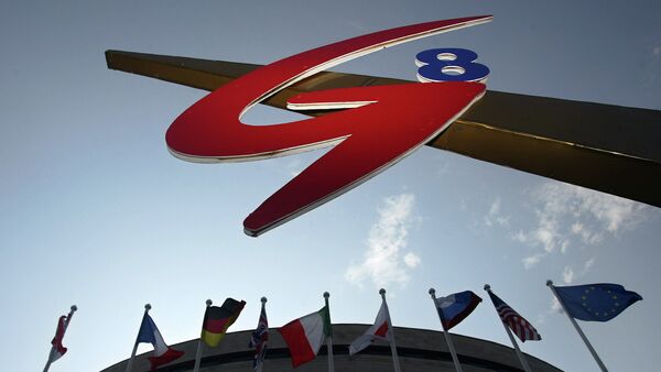 National flags of the G8 countries and the flag of the European Union fly near a logo of the G-8 summit in St. Petersburg, Thursday, July 13, 2006 - Sputnik Mundo